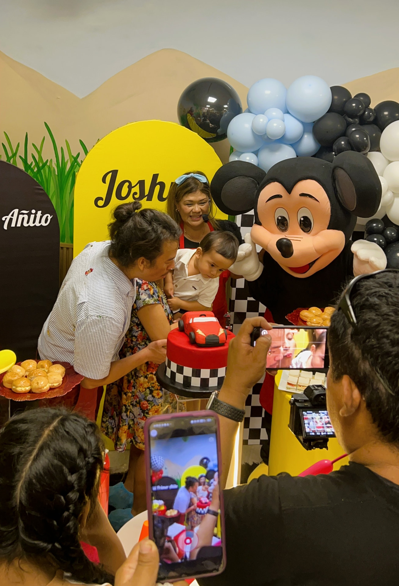 Familia celebrando en Hipopótamo Amarillo